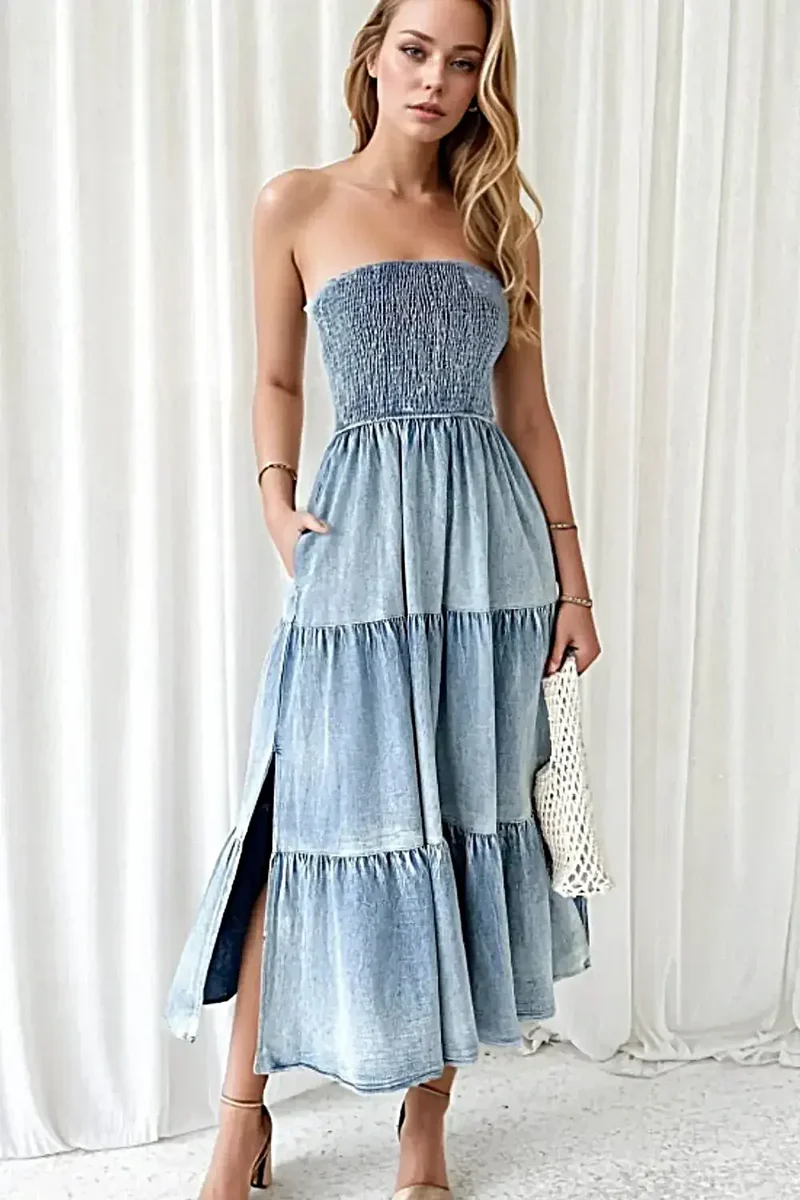 Stijlvolle denim jurk met smockwerk, split en gelaagde details - elegante zomeroutfit