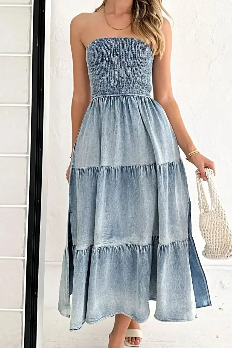 Stijlvolle denim jurk met smockwerk, split en gelaagde details - elegante zomeroutfit