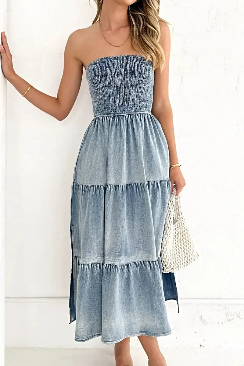 Stijlvolle denim jurk met smockwerk, split en gelaagde details - elegante zomeroutfit