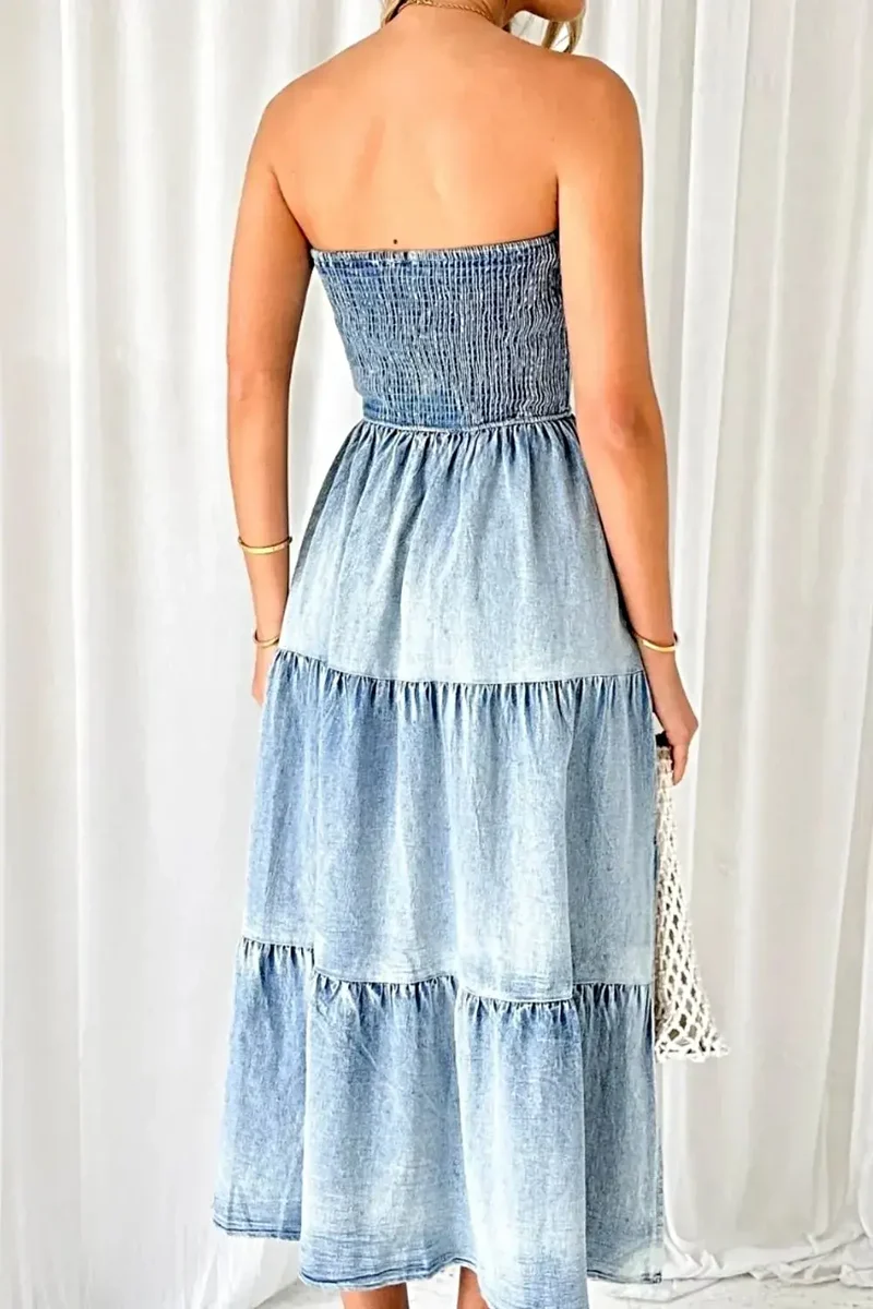 Stijlvolle denim jurk met smockwerk, split en gelaagde details - elegante zomeroutfit