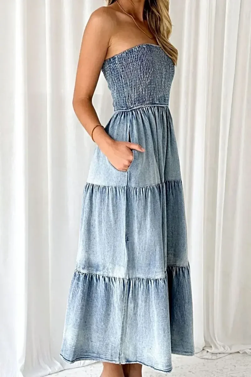 Stijlvolle denim jurk met smockwerk, split en gelaagde details - elegante zomeroutfit