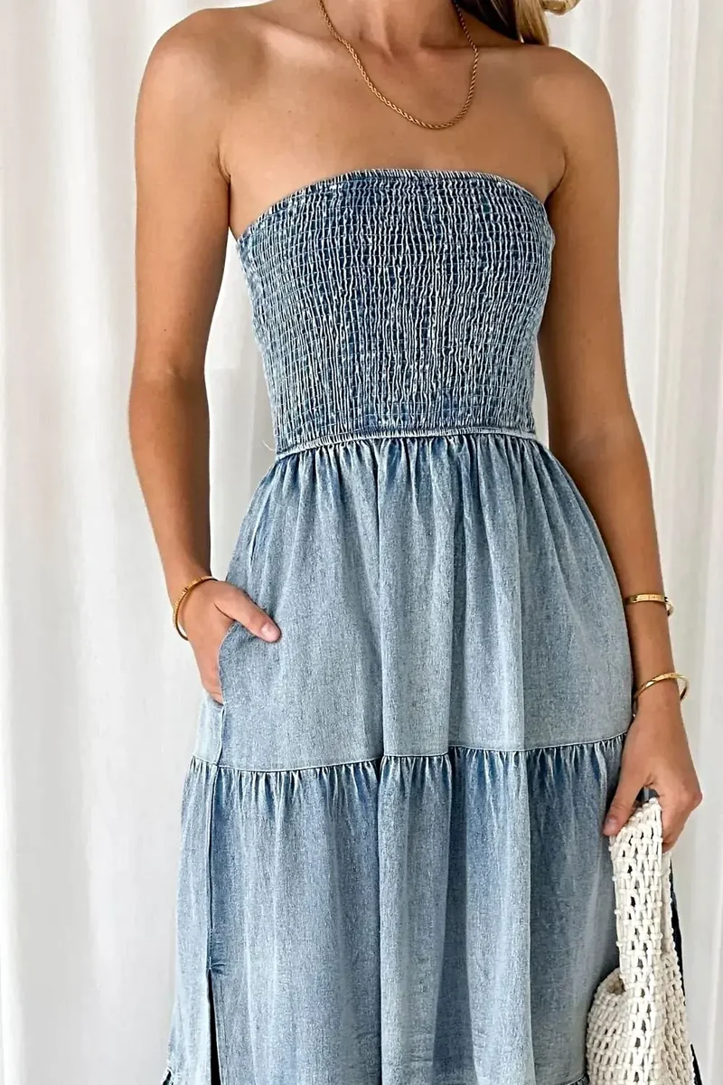 Stijlvolle denim jurk met smockwerk, split en gelaagde details - elegante zomeroutfit