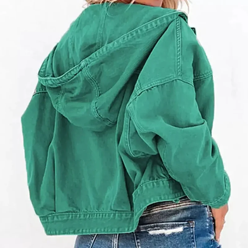 Denim jack met capuchon, verlaagde schouders, zakken met knoopsluiting en een trekkoord.