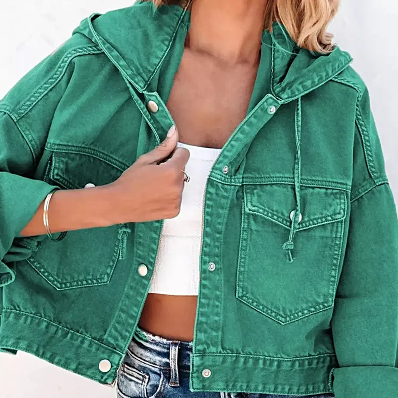 Denim jack met capuchon, verlaagde schouders, zakken met knoopsluiting en een trekkoord.