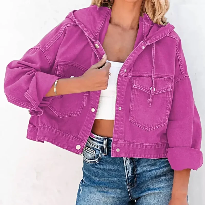 Denim jack met capuchon, verlaagde schouders, zakken met knoopsluiting en een trekkoord.