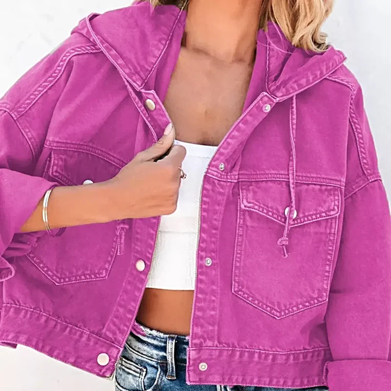 Denim jack met capuchon, verlaagde schouders, zakken met knoopsluiting en een trekkoord.