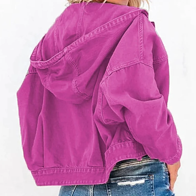 Denim jack met capuchon, verlaagde schouders, zakken met knoopsluiting en een trekkoord.