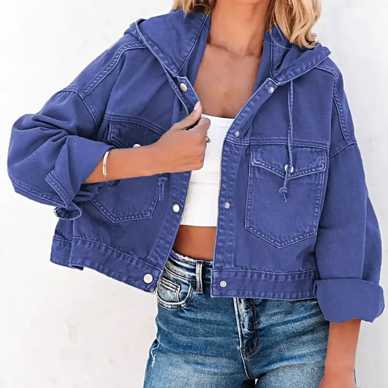 Denim jack met capuchon, verlaagde schouders, zakken met knoopsluiting en een trekkoord.