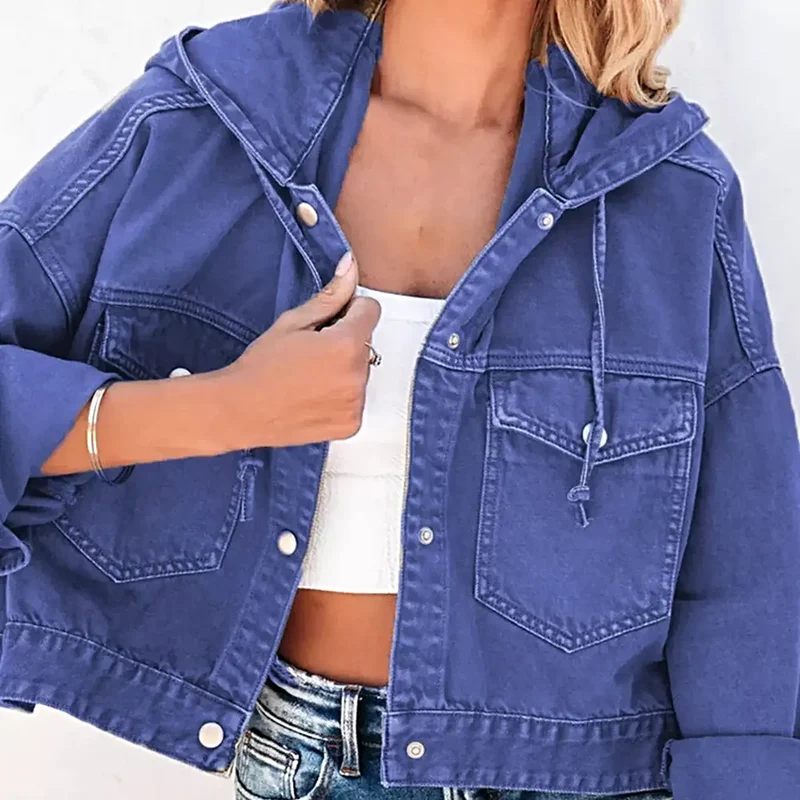Denim jack met capuchon, verlaagde schouders, zakken met knoopsluiting en een trekkoord.