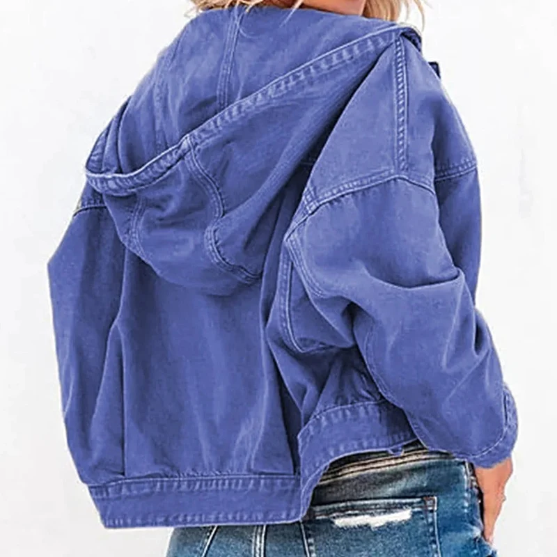 Denim jack met capuchon, verlaagde schouders, zakken met knoopsluiting en een trekkoord.