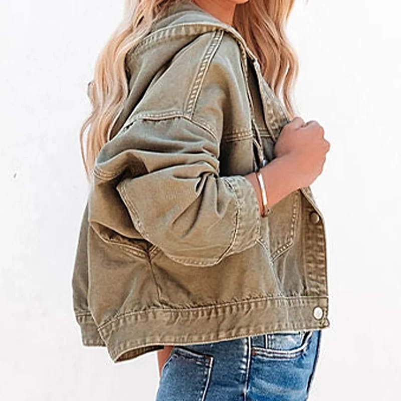 Denim jack met capuchon, verlaagde schouders, zakken met knoopsluiting en een trekkoord.