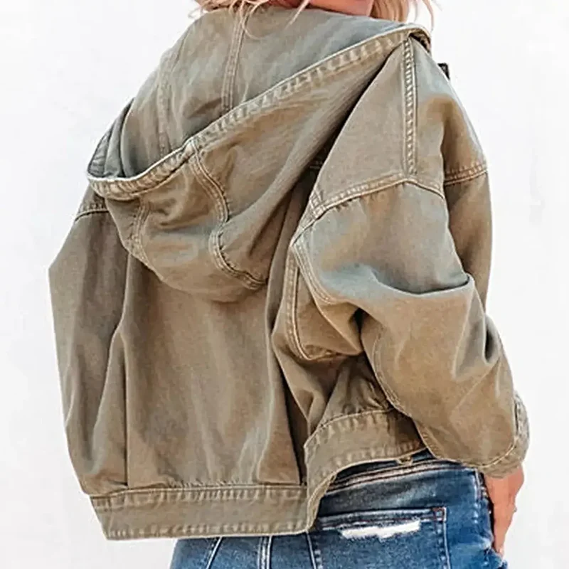 Denim jack met capuchon, verlaagde schouders, zakken met knoopsluiting en een trekkoord.