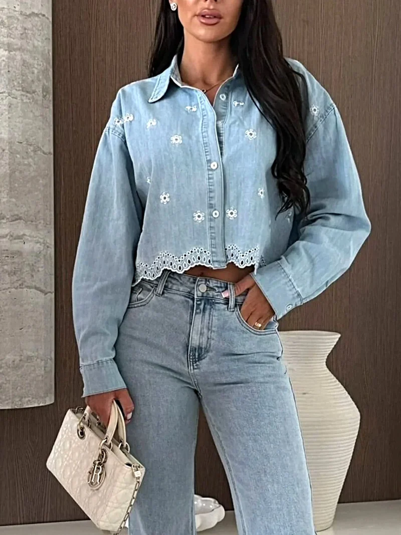 Luxe geborduurd denim overhemd met uitgesneden design - cropped model, perfect voor chique outfits