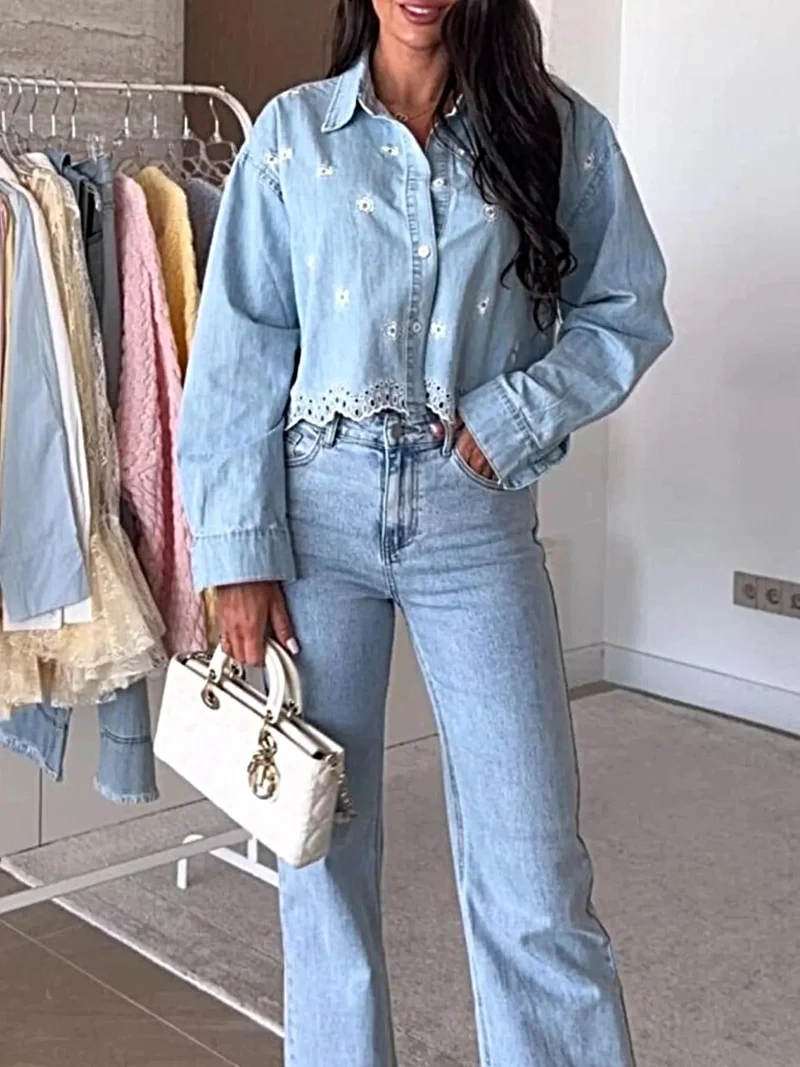 Luxe geborduurd denim overhemd met uitgesneden design - cropped model, perfect voor chique outfits