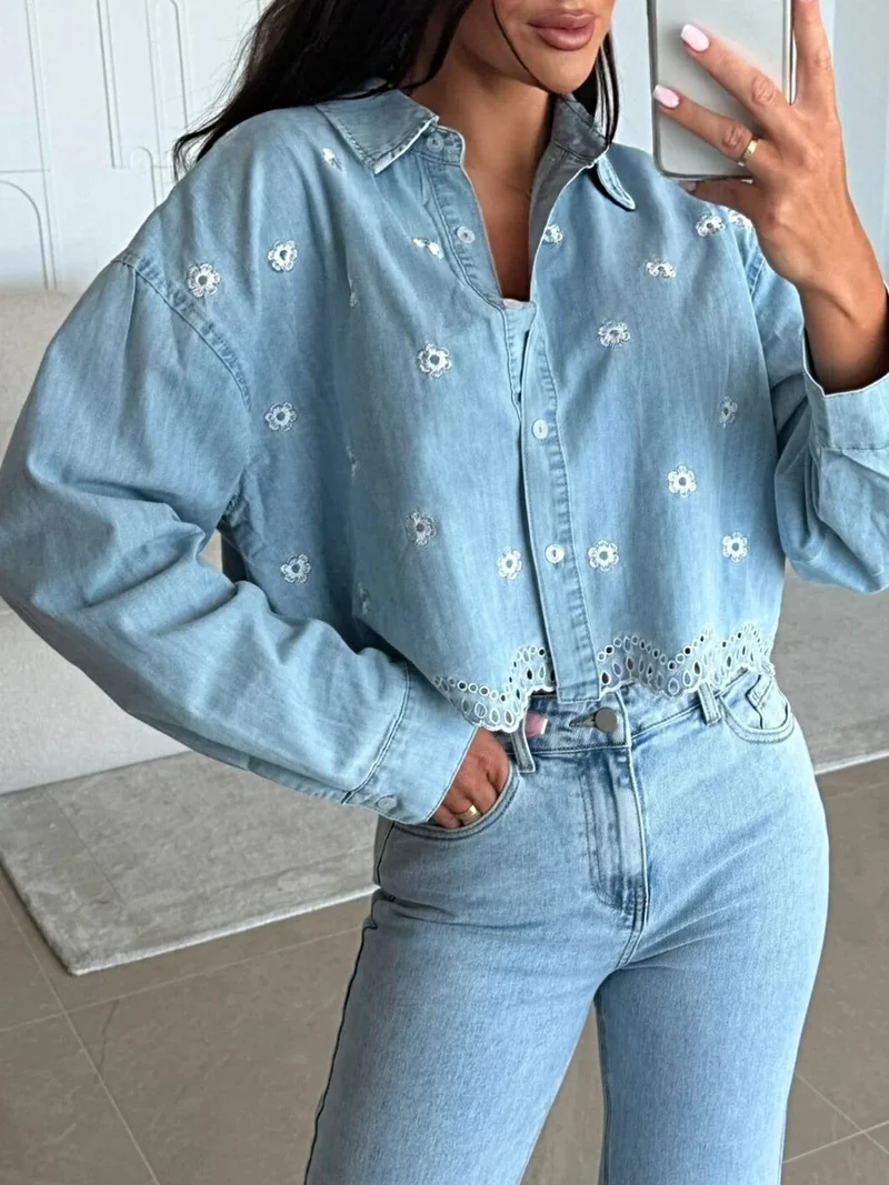 Luxe geborduurd denim overhemd met uitgesneden design - cropped model, perfect voor chique outfits