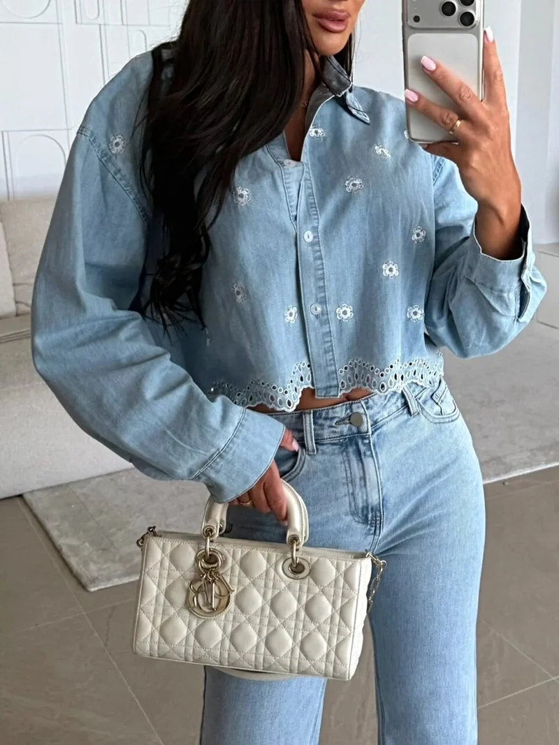 Luxe geborduurd denim overhemd met uitgesneden design - cropped model, perfect voor chique outfits