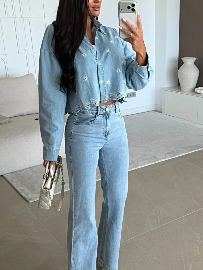 Luxe geborduurd denim overhemd met uitgesneden design - cropped model, perfect voor chique outfits