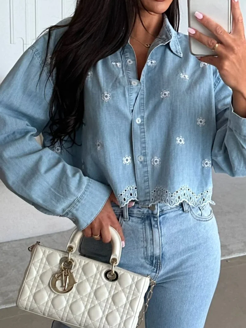 Luxe geborduurd denim overhemd met uitgesneden design - cropped model, perfect voor chique outfits