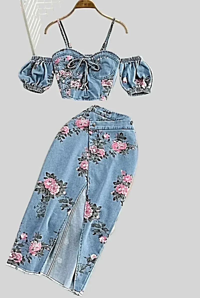 Topje en rok met bloemenprint en sweetheart-halslijn, bestaande uit een set van denim en een topje.