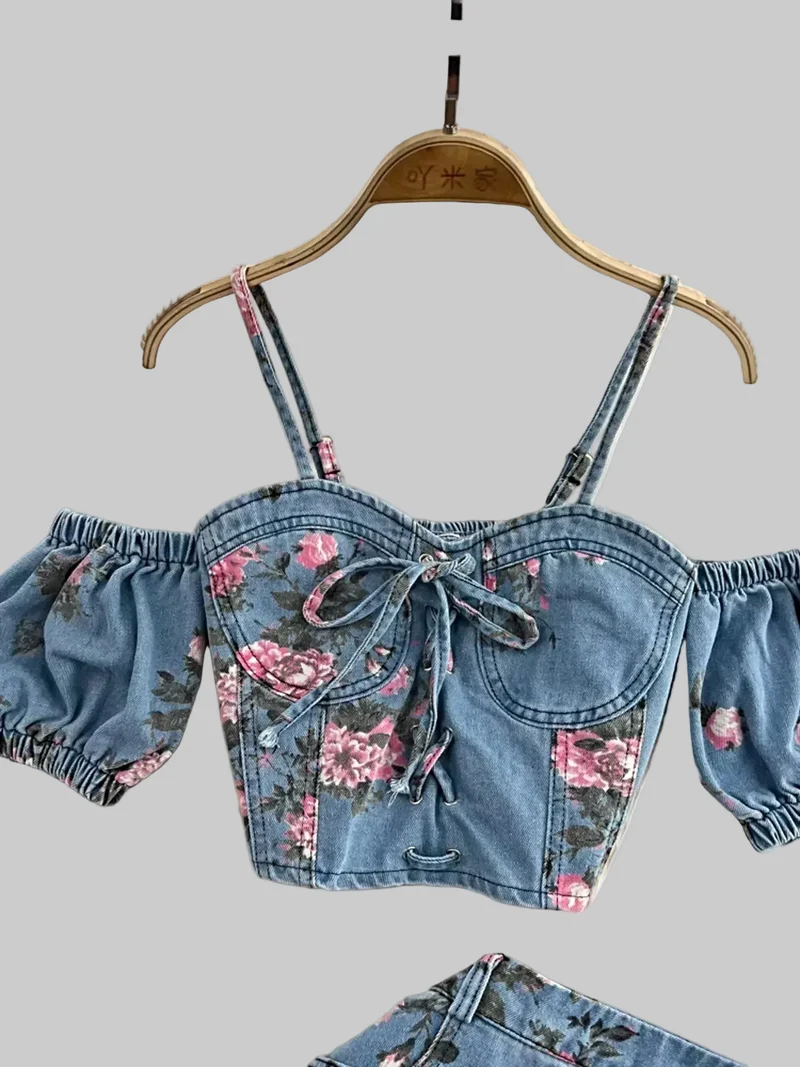 Topje en rok met bloemenprint en sweetheart-halslijn, bestaande uit een set van denim en een topje.