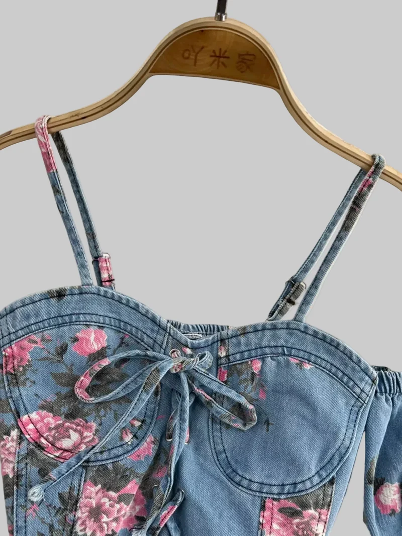 Topje en rok met bloemenprint en sweetheart-halslijn, bestaande uit een set van denim en een topje.