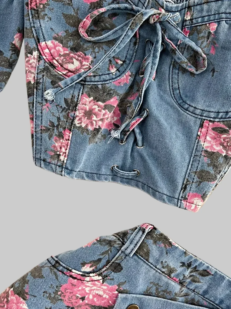 Topje en rok met bloemenprint en sweetheart-halslijn, bestaande uit een set van denim en een topje.