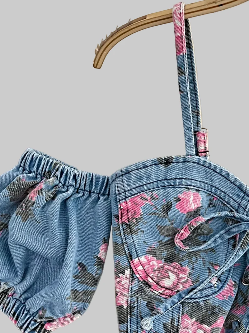 Topje en rok met bloemenprint en sweetheart-halslijn, bestaande uit een set van denim en een topje.