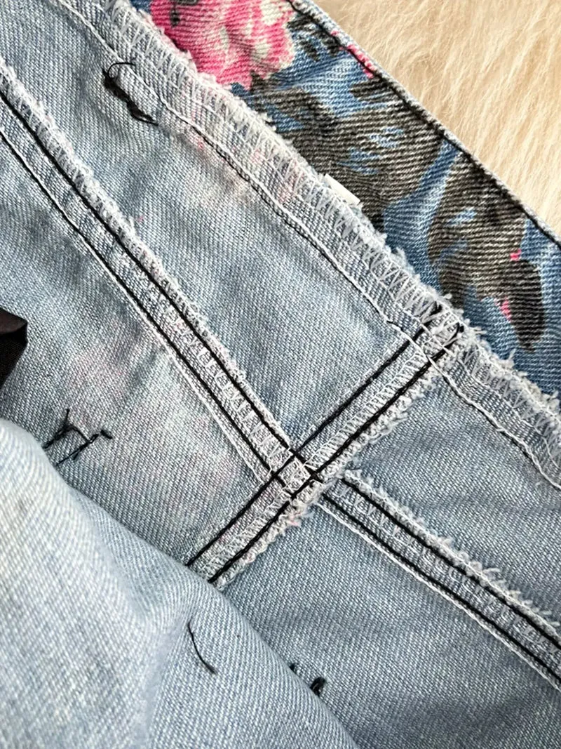 Topje en rok met bloemenprint en sweetheart-halslijn, bestaande uit een set van denim en een topje.