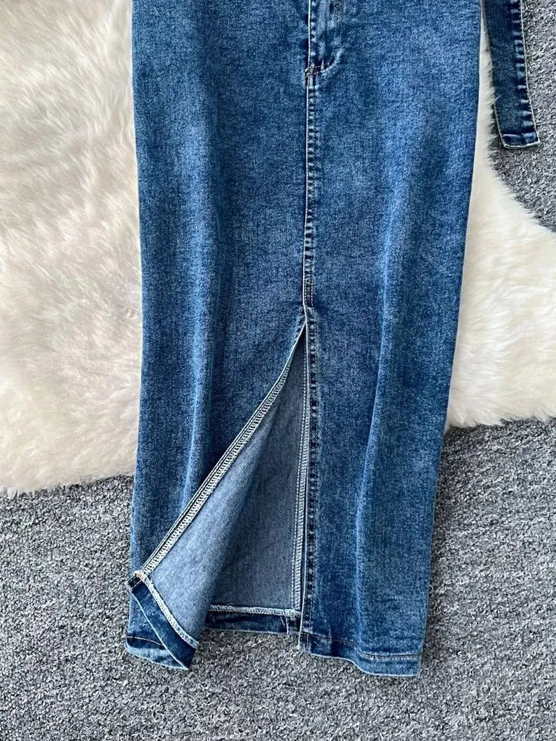 Trendsi top van denim met gerafelde details en patchwork, gecombineerd met een maxi-rok met split - tweedelige denim outfit