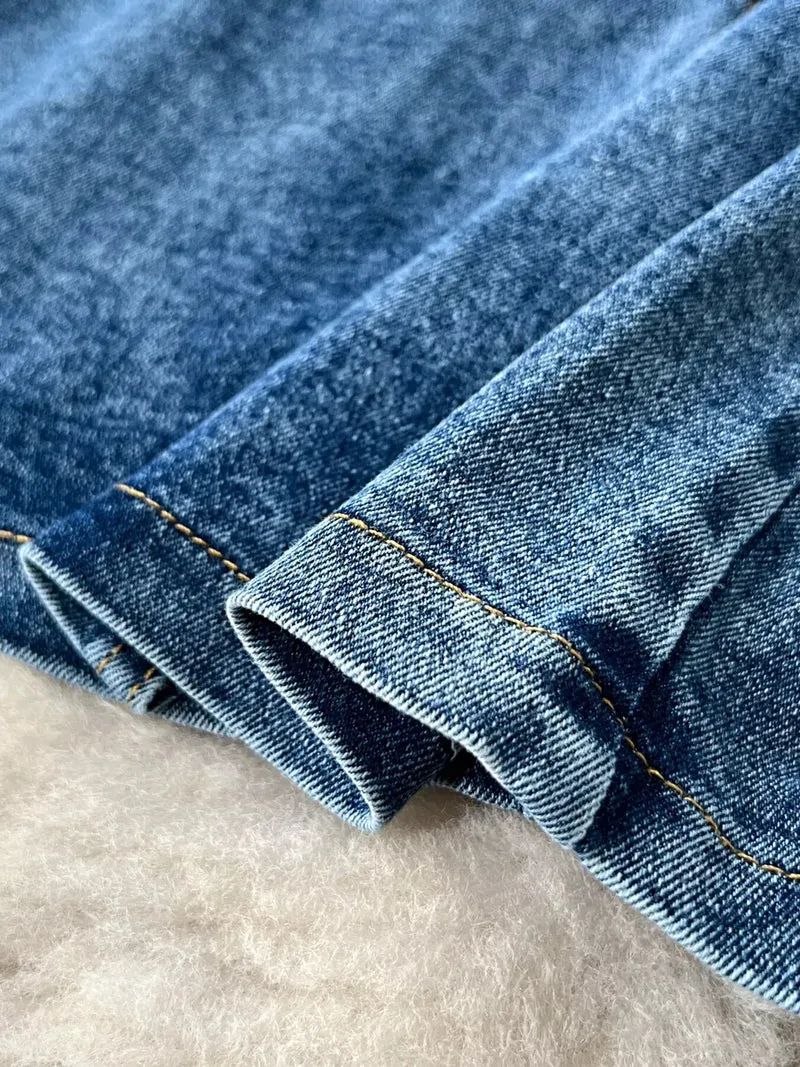Trendsi top van denim met gerafelde details en patchwork, gecombineerd met een maxi-rok met split - tweedelige denim outfit