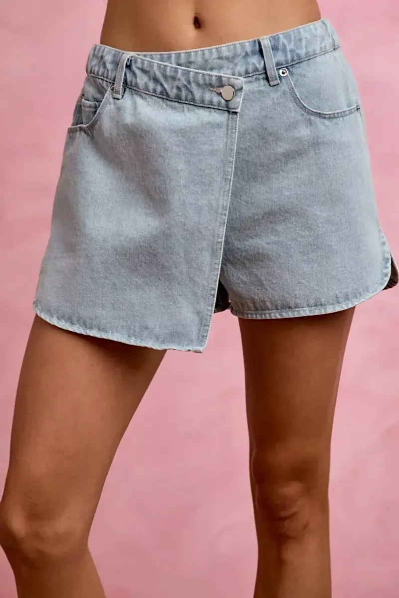 Elegante denim wikkelrok – vintage afwerking, met zakken, 100% katoen voor een moeiteloze stijl.