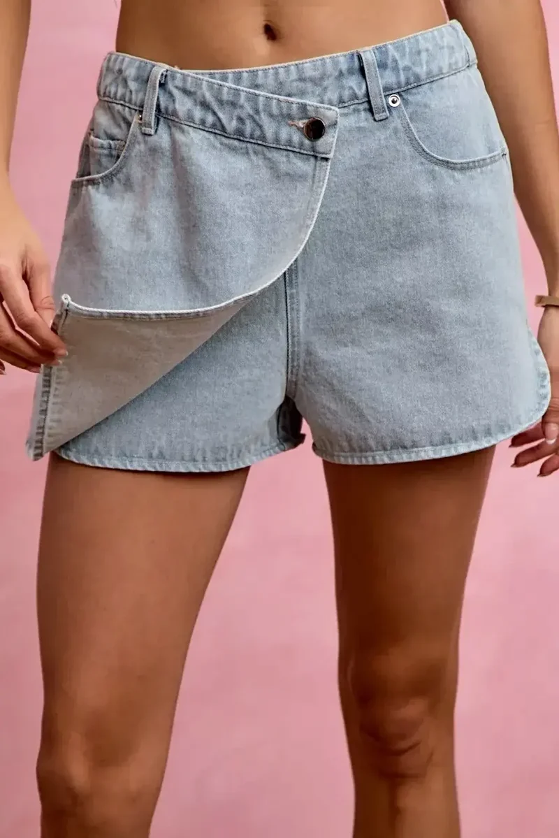 Elegante denim wikkelrok – vintage afwerking, met zakken, 100% katoen voor een moeiteloze stijl.