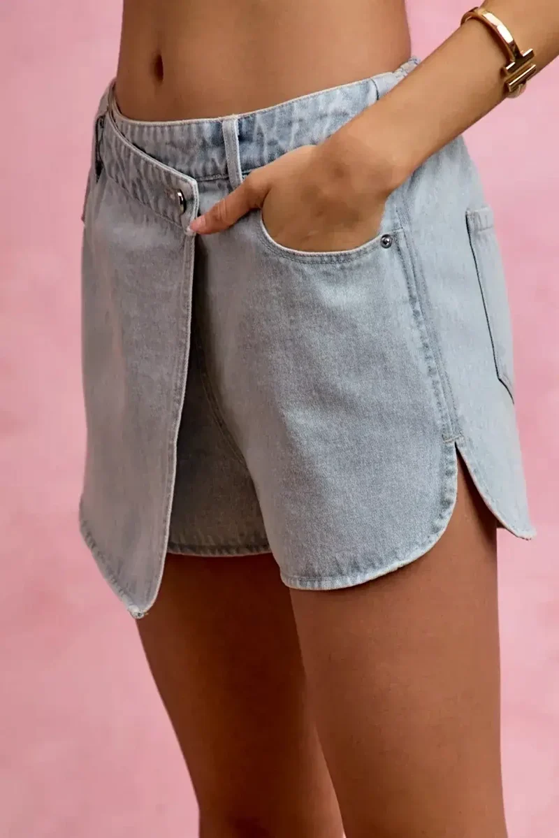 Elegante denim wikkelrok – vintage afwerking, met zakken, 100% katoen voor een moeiteloze stijl.