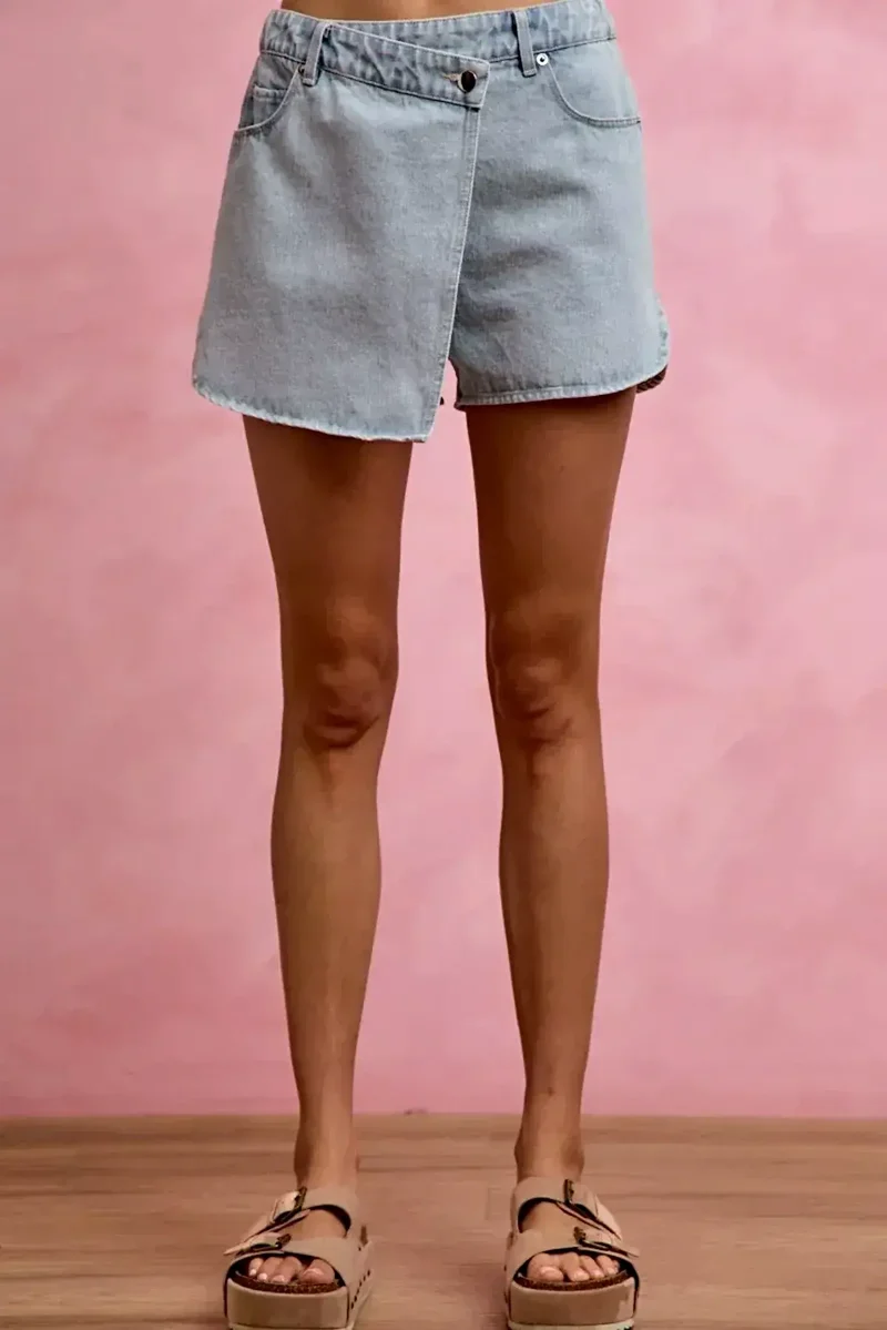 Elegante denim wikkelrok – vintage afwerking, met zakken, 100% katoen voor een moeiteloze stijl.
