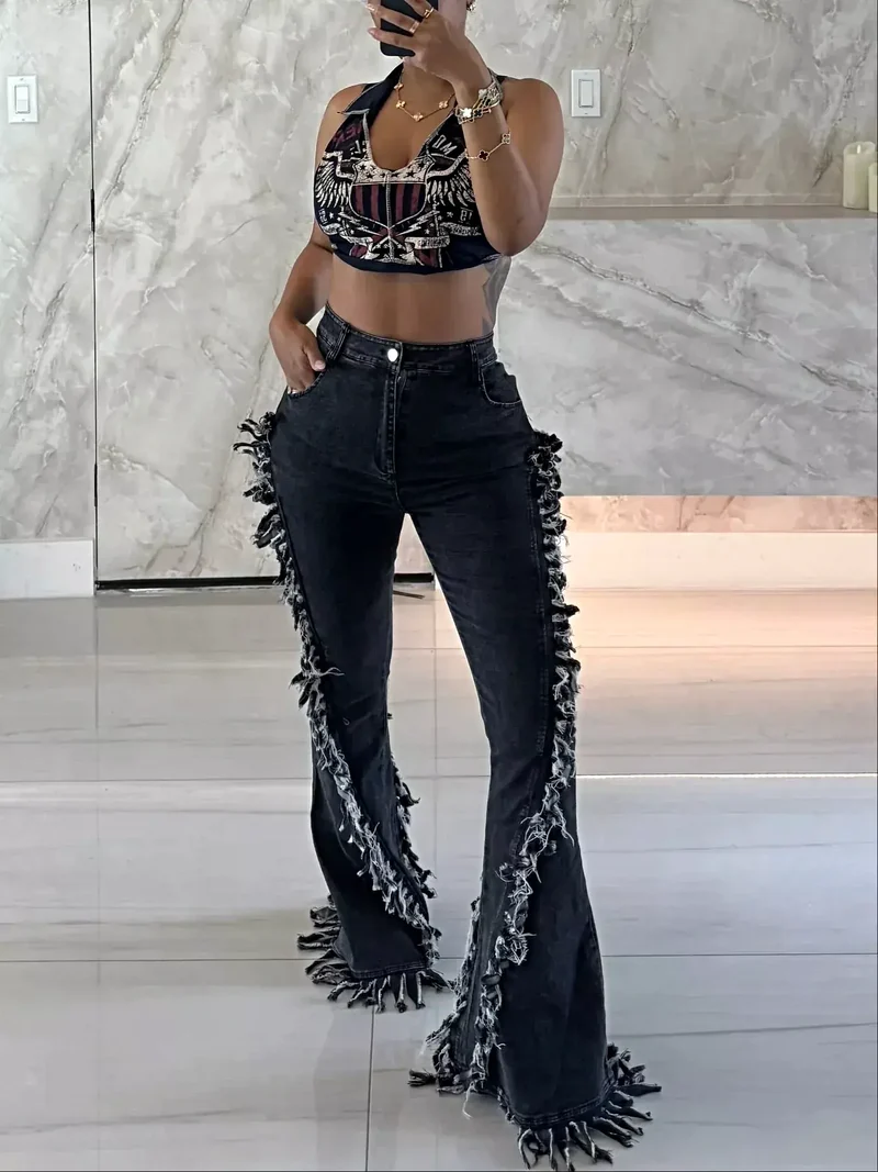 Jeans met gerafelde boorden - model met hoge taille, uitlopende pijpen, rafelige zoom en zakken.