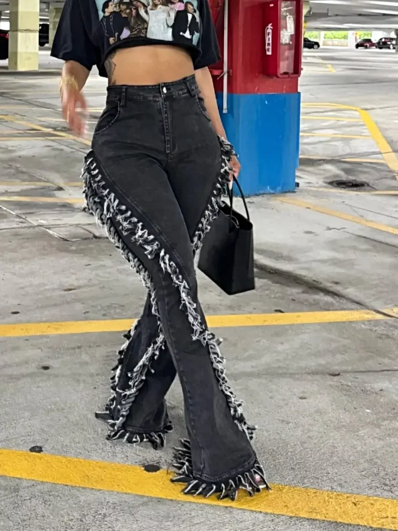 Jeans met gerafelde boorden - model met hoge taille, uitlopende pijpen, rafelige zoom en zakken.