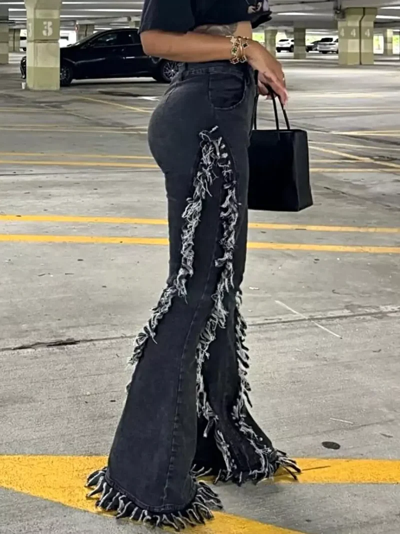 Jeans met gerafelde boorden - model met hoge taille, uitlopende pijpen, rafelige zoom en zakken.
