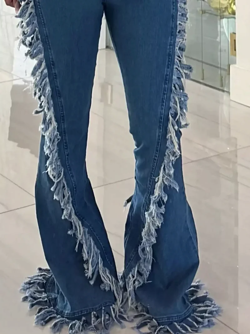 Jeans met gerafelde boorden - model met hoge taille, uitlopende pijpen, rafelige zoom en zakken.