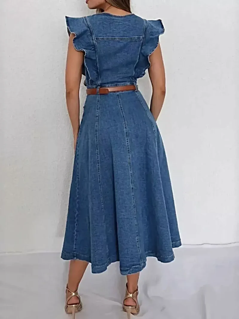 Elegante denim jurk met ruches, knoopsluiting aan de voorkant, ceintuur in de taille en zonder stretch.