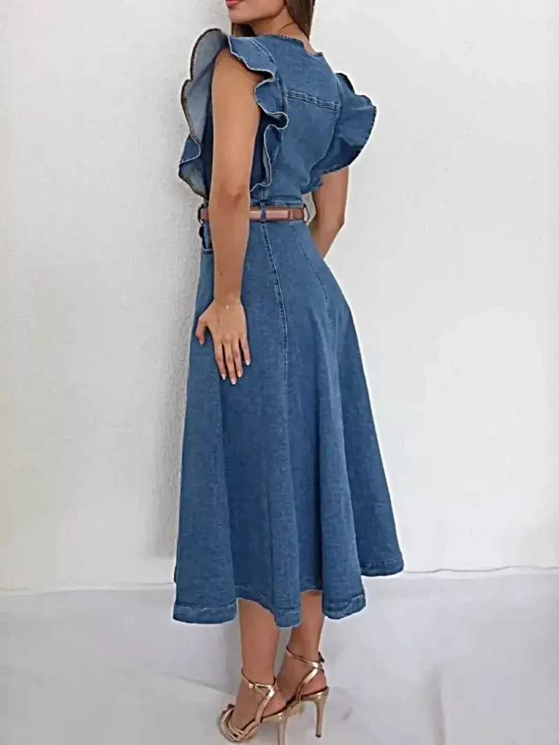 Elegante denim jurk met ruches, knoopsluiting aan de voorkant, ceintuur in de taille en zonder stretch.
