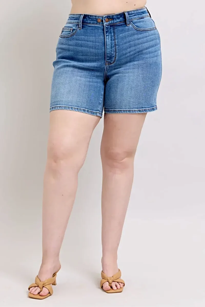 Judy Blue denim shorts in volledige maat met 2 knopen en zakken voor een comfortabele en stijlvolle pasvorm.