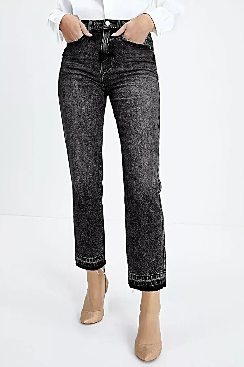 Elegante jeans met hoge taille, gerafelde zoom en klassieke rechte pijpen.