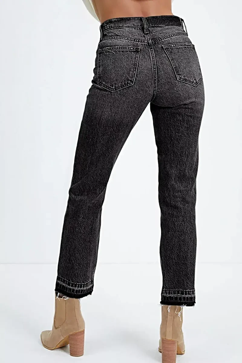 Elegante jeans met hoge taille, gerafelde zoom en klassieke rechte pijpen.