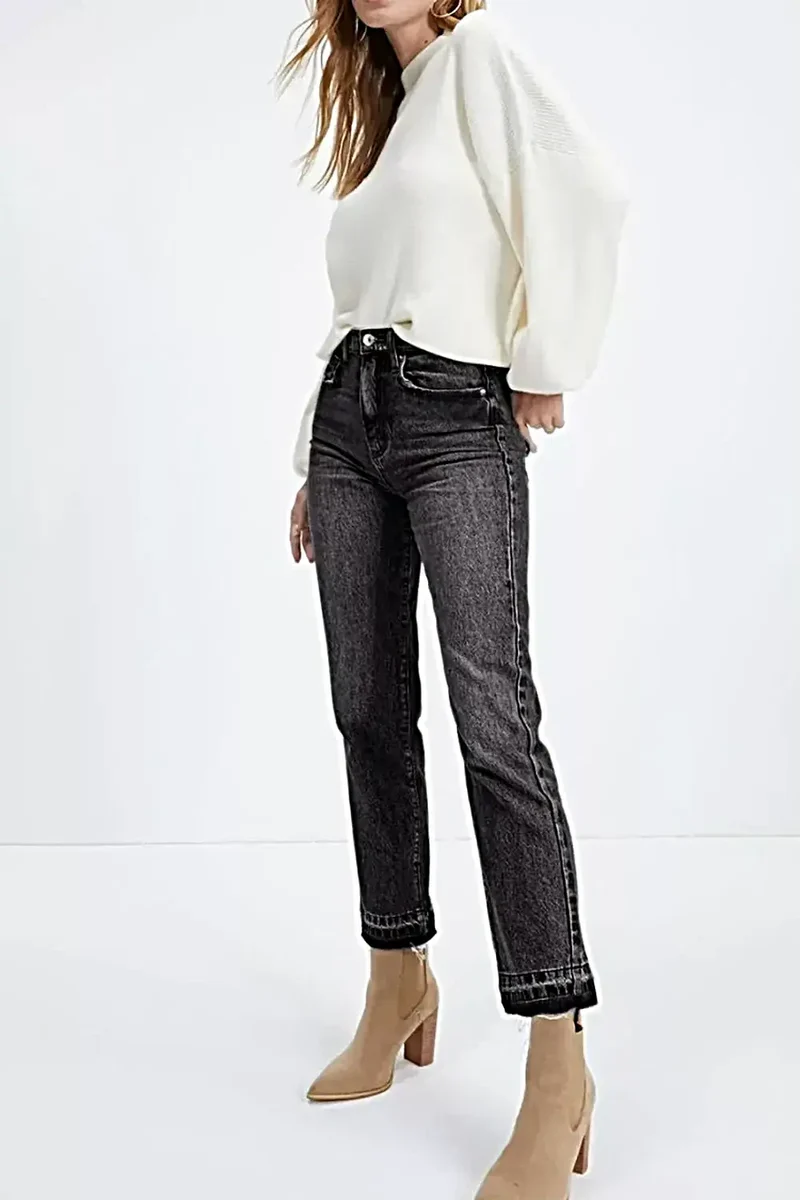 Elegante jeans met hoge taille, gerafelde zoom en klassieke rechte pijpen.