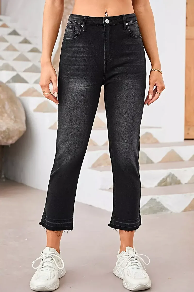 Elegante jeans met hoge taille, gerafelde zoom en klassieke rechte pijpen.