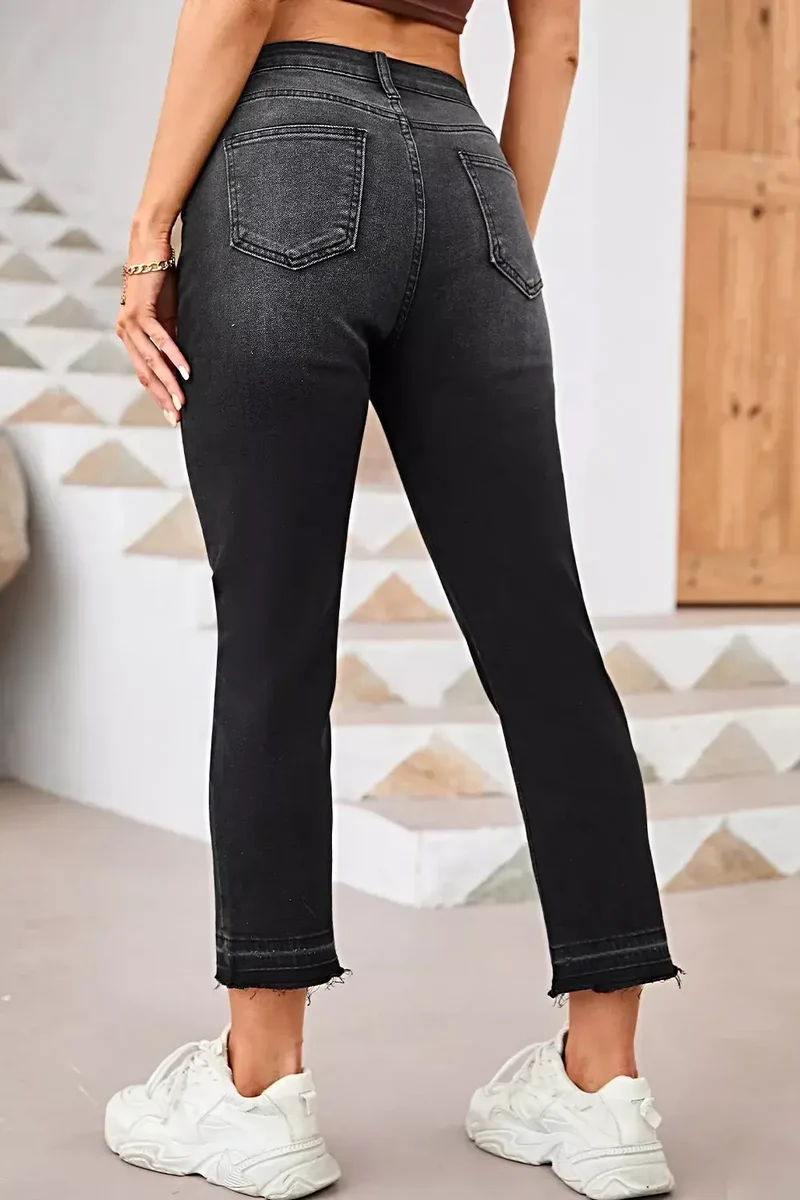 Elegante jeans met hoge taille, gerafelde zoom en klassieke rechte pijpen.