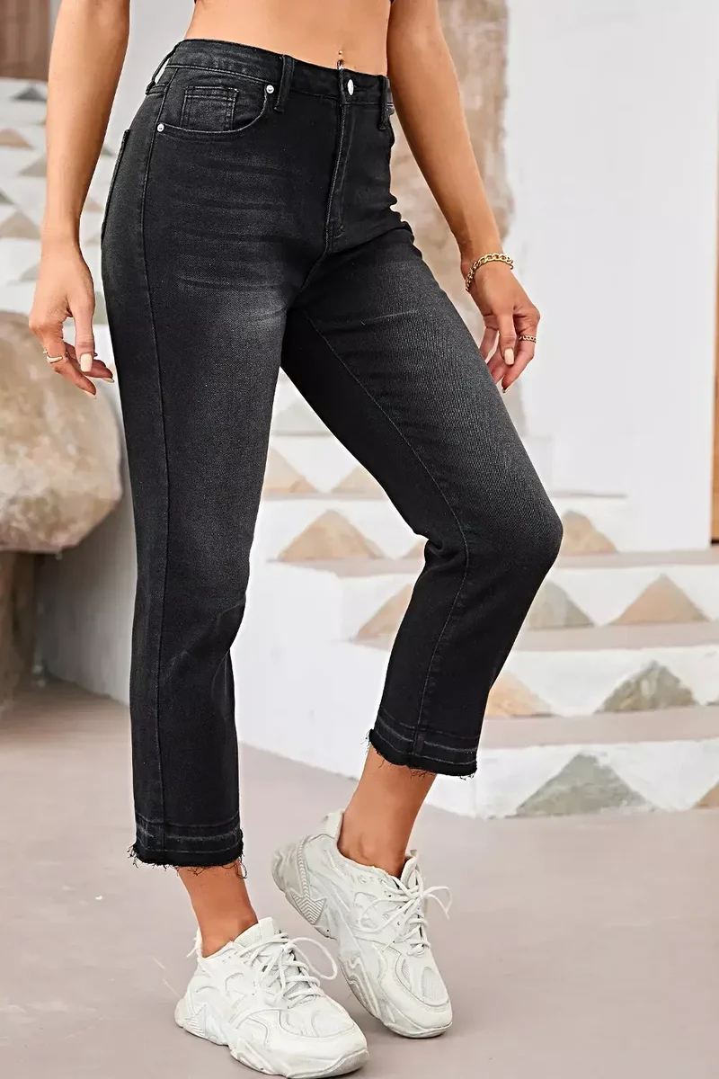 Elegante jeans met hoge taille, gerafelde zoom en klassieke rechte pijpen.