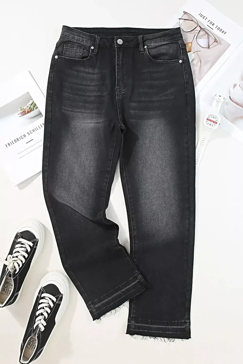 Elegante jeans met hoge taille, gerafelde zoom en klassieke rechte pijpen.