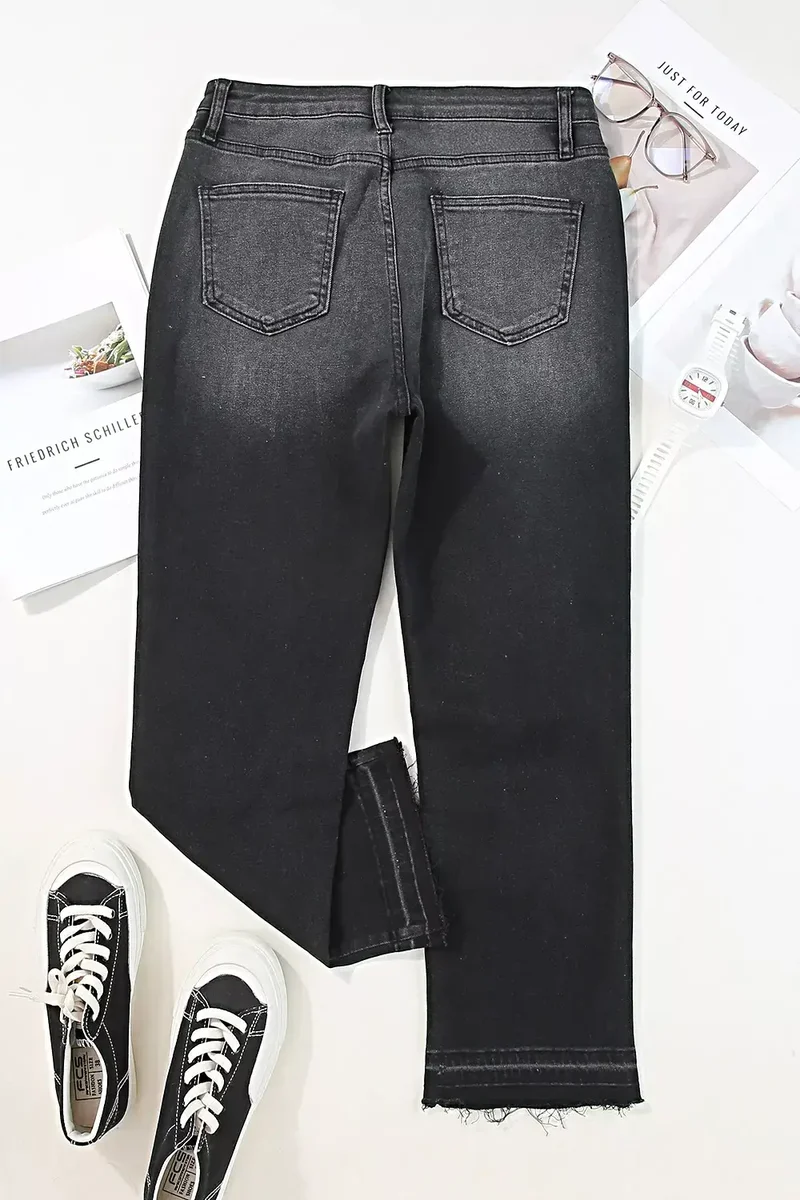 Elegante jeans met hoge taille, gerafelde zoom en klassieke rechte pijpen.