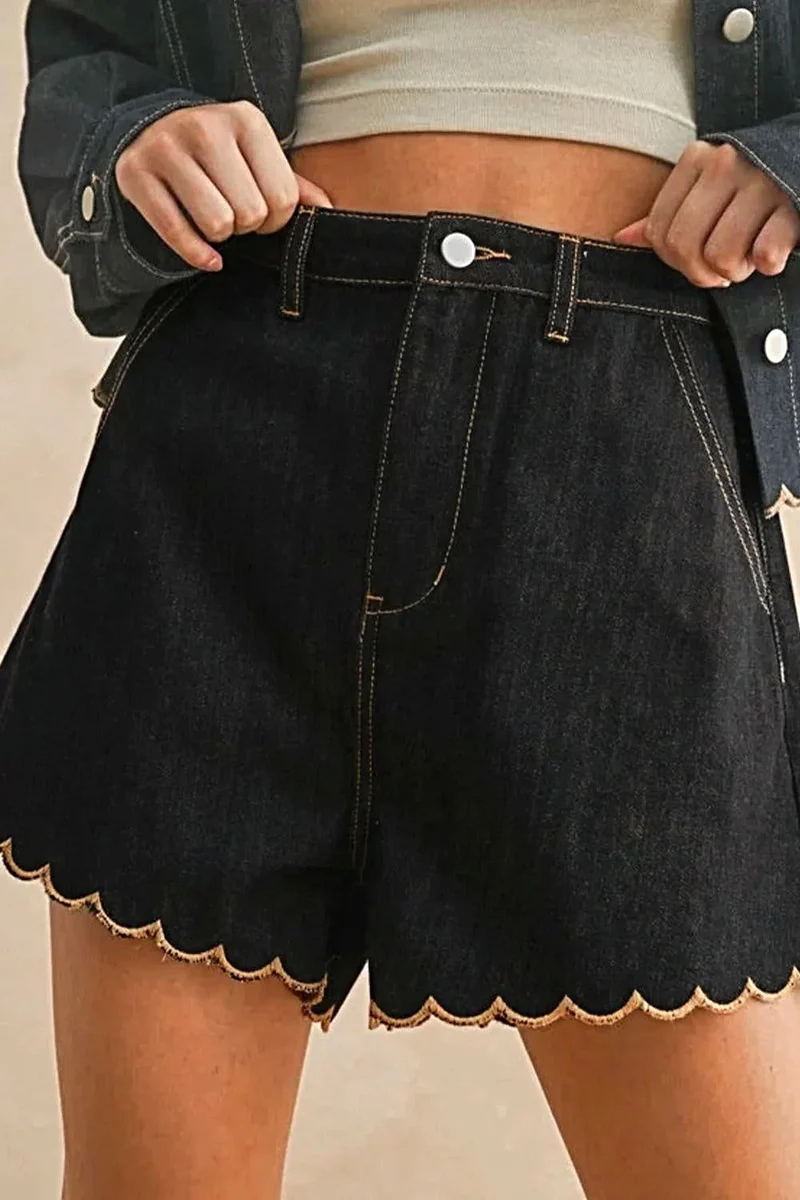 Hoogwaardige shorts met geschulpte zoom voor dames - Katoenmix, knoopsluiting, ideaal voor de zomer.
